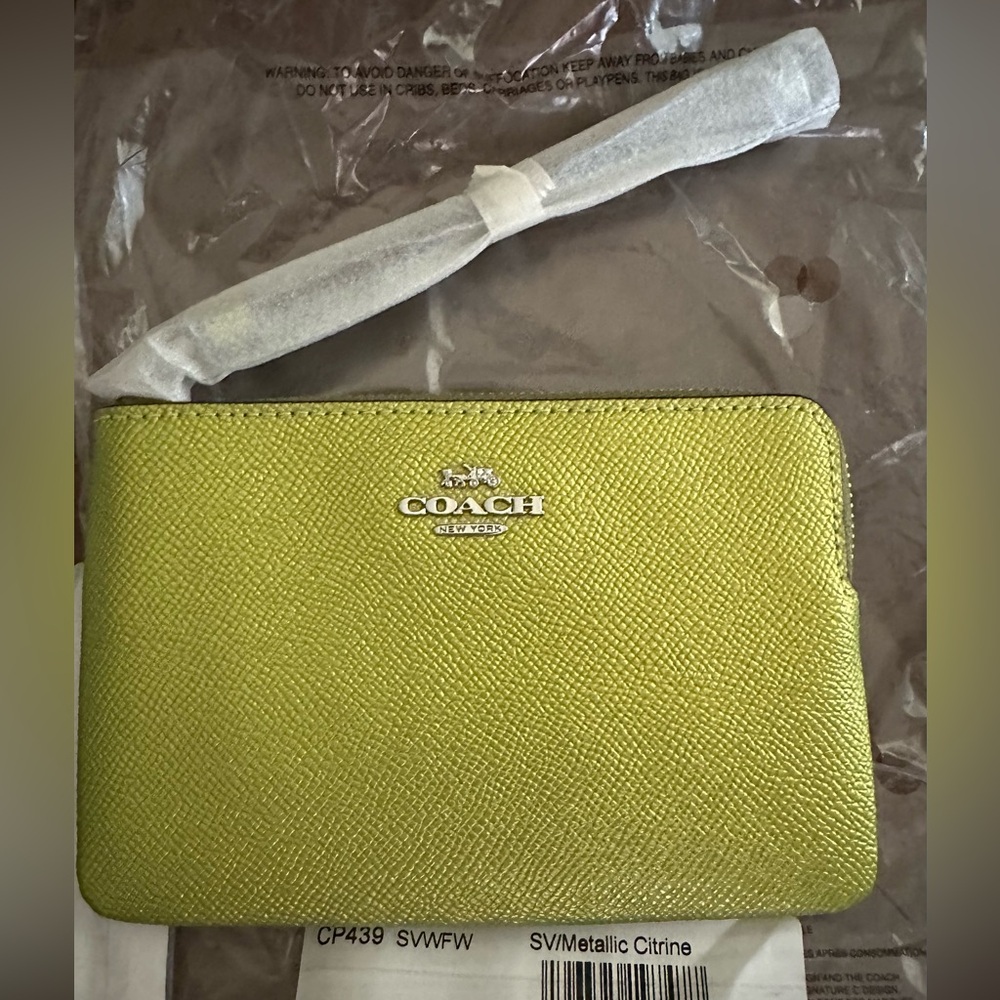 Corner Zip Wristlet